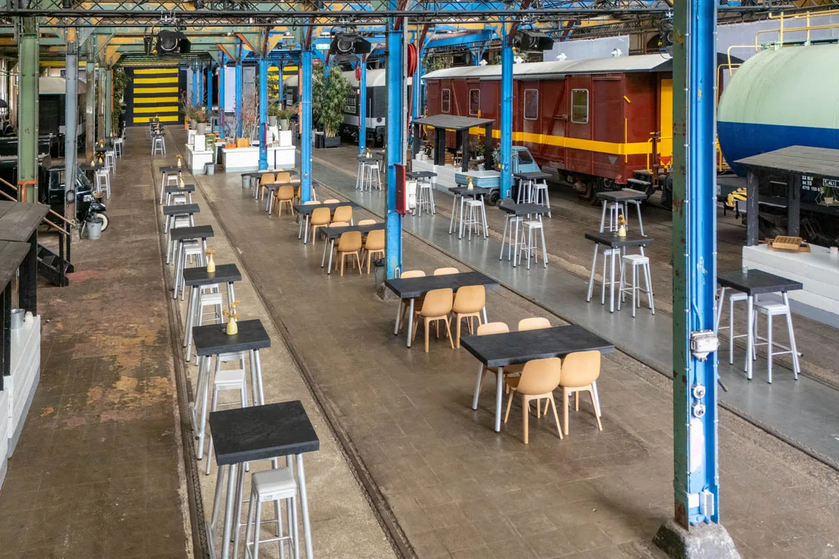 De Rijtuigenloods van binnen met tafels en stoelen in opstelling
